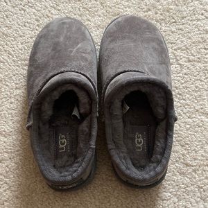 NWOT UGG classic Womens slippers. Size 7 but run small